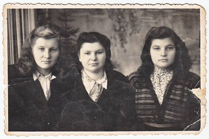 Pranciška Gradinskaitė-Zajarskienė (iš dešinės pirma) su draugėmis
